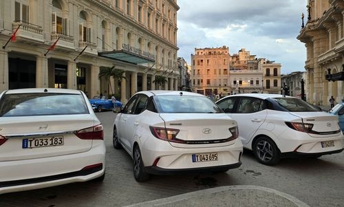 관광객용 번호판이 부착된 쿠바 아바나의 현대 승용차