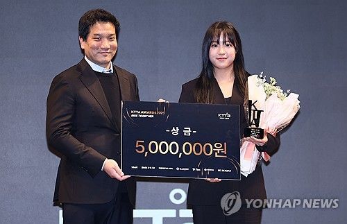 신유빈, 'KTTA 어워즈 2025' 최우수 선수상 수상