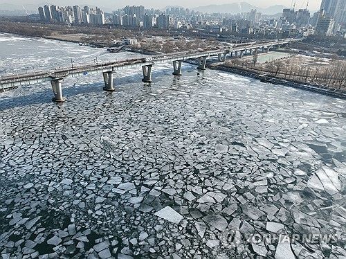 '강 위로 얼음이 둥둥'…매서운 한파에 얼어붙은 한강
