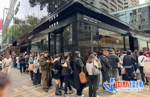 홍콩 귀금속 매장 앞에 늘어선 소비자들