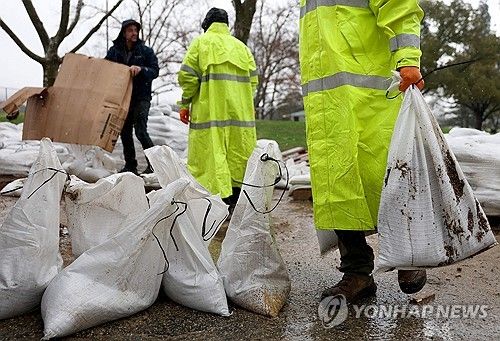 13일(현지시간) LA 패서디나 지역에서 산사태 대비해 모래주머니 쌓는 사람들 