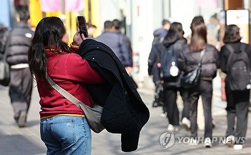 옷차림 가벼워진 관광객들