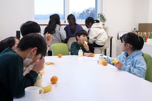 간식 먹는 아이들