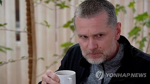 러시아 도착해 차 마시는 알렉산드르 빈니크