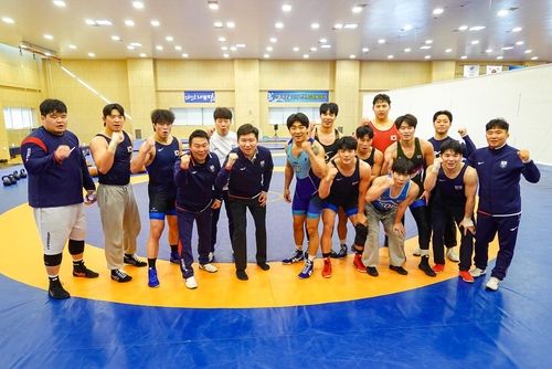 레슬링 대표팀 선수들과 기념 촬영한 유승민 체육회장 당선인(중앙)