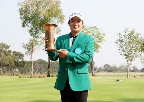 우승 트로피를 든 김승혁.