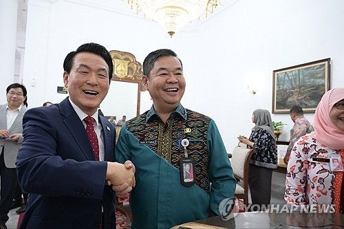 자카르타 주지사와 악수하는 백성현 논산시장