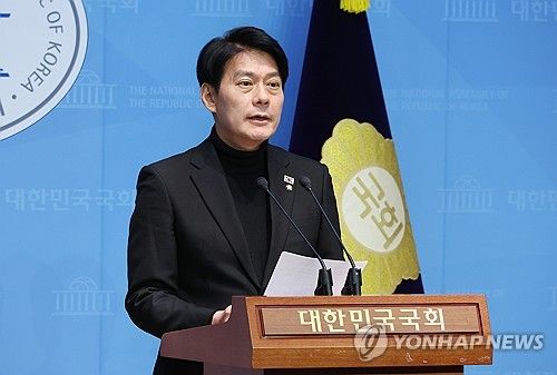 브리핑하는 한민수 대변인