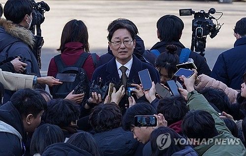 취재진의 질문에 답하는 박범계 의원