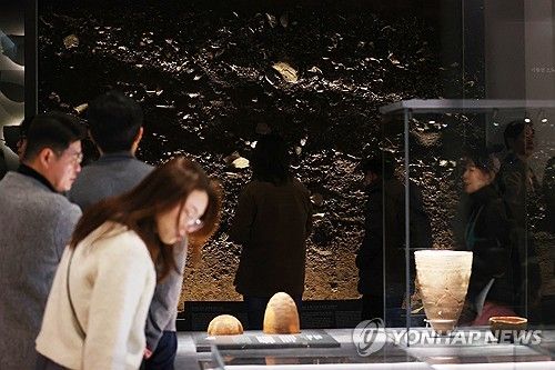 신석기실의 동삼동 패총 투사 영상