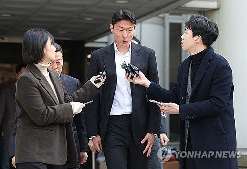 취재진 질문에 답하는 황의조