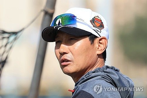 타격 훈련 지켜보는 염경엽 감독