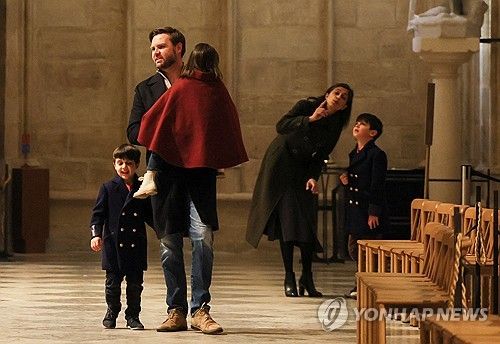 12일(현지시간) 프랑스 파리 노트르담 성당 방문한 JD 밴스 부통령 가족