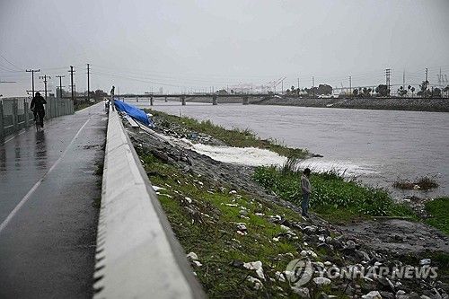 13일 LA 롱비치 지역의 강물이 범람 직전인 모습