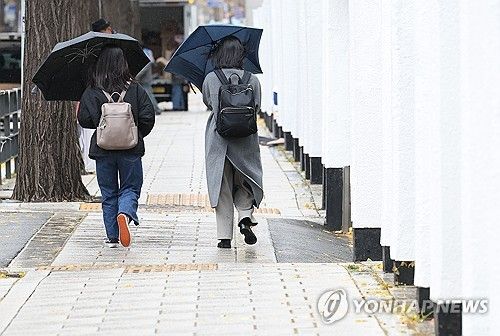 우산 쓰는 시민들