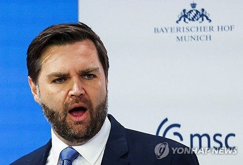 연설하는 밴스 부통령