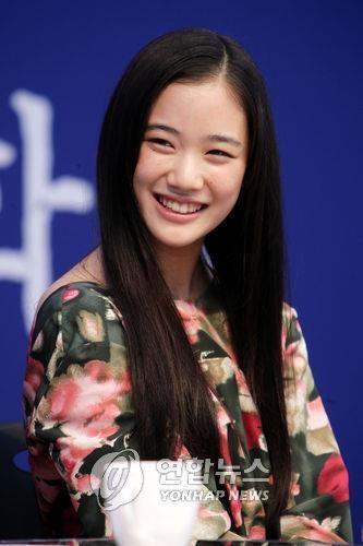 해맑게 웃는 일본 배우 아오이 유우[기사와 사진은 관계없습니다]