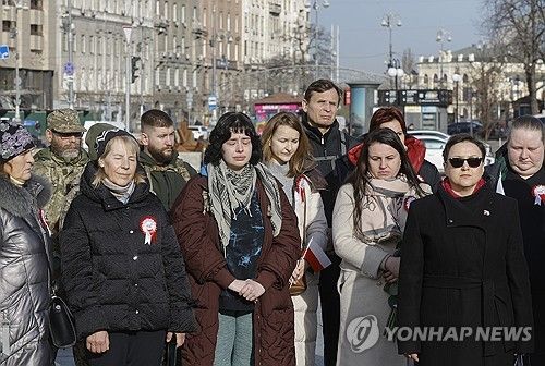 키이우 시내에서 진행된 우크라이나군 병사의 장례식에 참석한 친지와 전우들