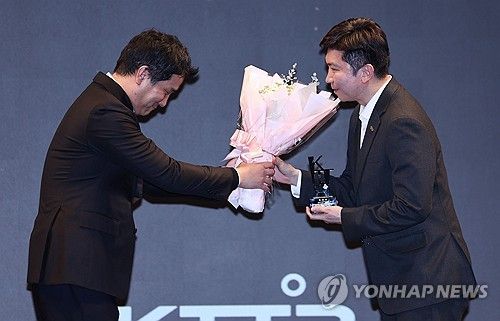 대한탁구협회 특별상 수상하는 유승민 체육회장 당선인