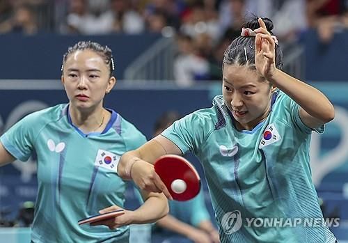 신유빈(오른쪽)과 여자복식 호흡을 맞춘 전지희