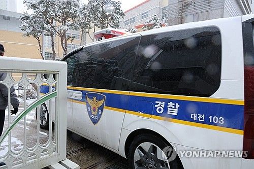 초등학교로 들어가는 형사기동대 차량