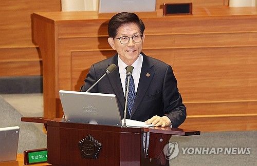 의원 질의에 답하는 김문수 장관