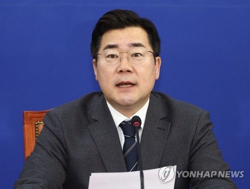 발언하는 민주당 박찬대 원내대표