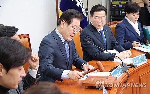 의사봉 치는 이재명 대표