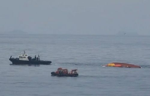 14일 서귀포항으로 예인되고 있는 2066재성호