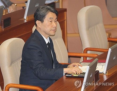 국회 대정부질문 참석하는 이주호 부총리