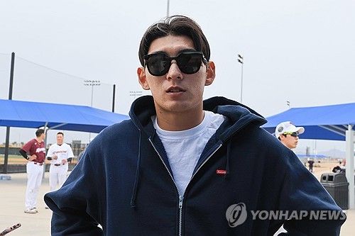 취재진과 인터뷰하는 이정후