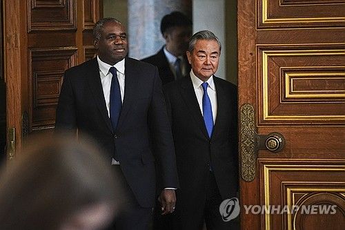 데이비드 래미 영국 외무장관(왼쪽)과 만난 왕이 중국공산당 중앙외사판공실 주임. [AP=연합뉴스]