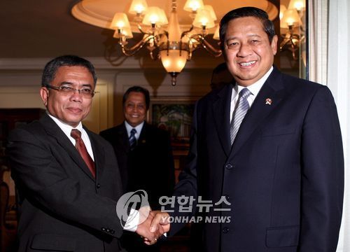 손잡은 인도네시아 대통령과 아체 주지사