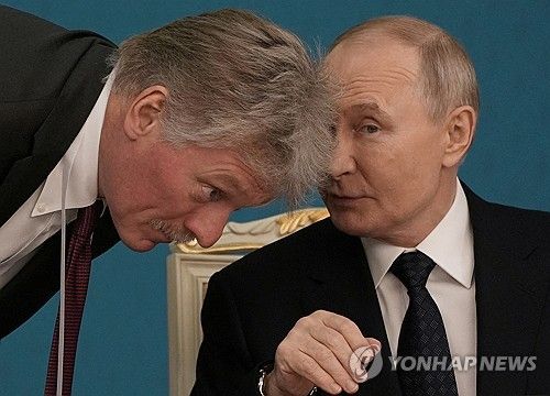 블라디미르 푸틴 러시아 대통령과 드미트리 페스코프 크렘린궁 대변인. [로이터=연합뉴스 자료사진]