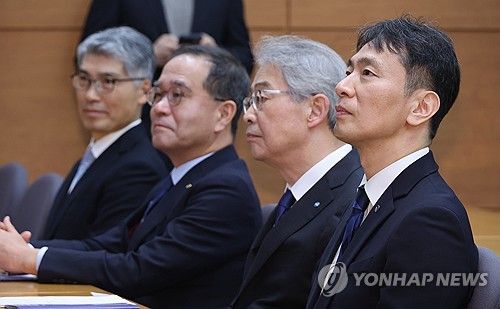 인사말 듣는 금감원장