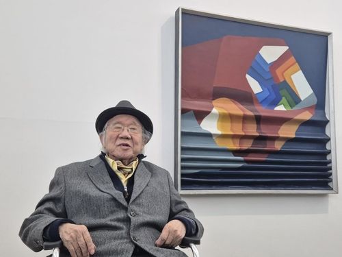 (서울=연합뉴스) 황희경 기자 = 하종현 작가가 13일 서울 소격동 아트선재센터의 '하종현 5975'전 개막을 앞두고 자신의 작업을 설명하고 있다. 뒤에 전시된 작품은 1967년작 '도시계획백서 67'로, 캔버스 하단을 입체적으로 구부려 회화의 고정된 형식 탈피를 시도했다. 2025.2.14. zitrone@yna.co.kr