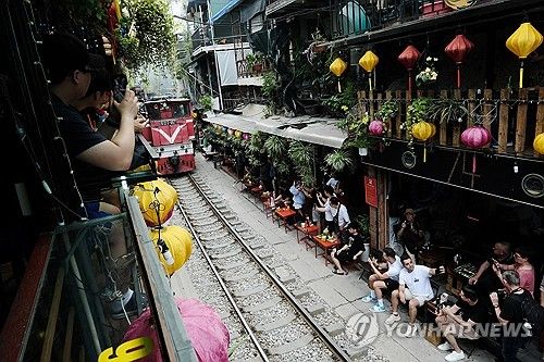 베트남 하노이 시내를 달리는 기차