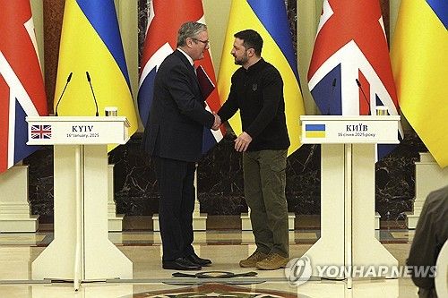 지난달우크라이나 방문 당시 스타머 총리와 젤렌스키 대통령