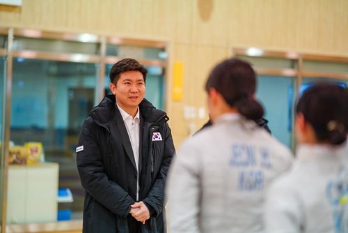 펜싱 대표팀 선수들을 격려하는 유승민 체육회장 당선인