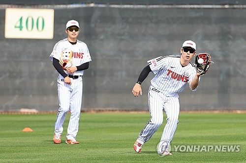 외야 수비 훈련하는 홍창기