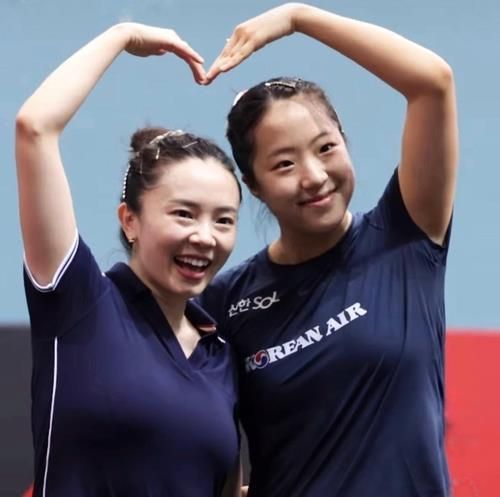 싱가포르 스매시 경기 후 하트 그린 신유빈(오른쪽)과 전지희