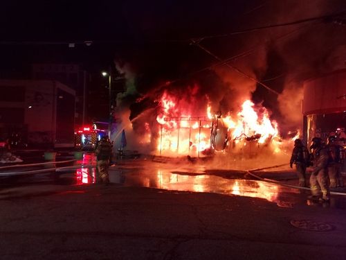 화재 진압하는 소방당국