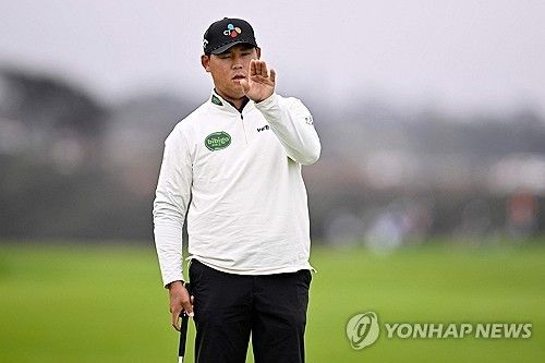 그린 경사를 살피는 김시우.