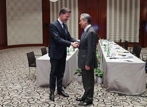 마르크 뤼터(왼쪽) 나토 사무총장과 왕이 중국공산당 중앙외사판공실 주임(외교부장 겸임). 2025.2.15 [중국 외교부 제공]