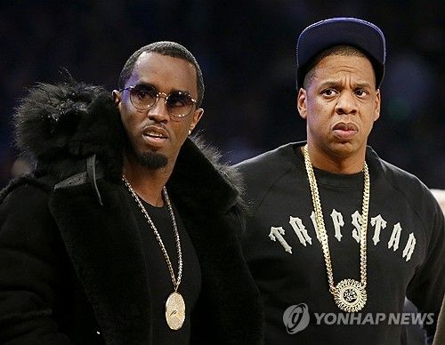 2015년 숀 디디 콤스(왼쪽)과 함께 NBA 올스타전 관전한 제이지