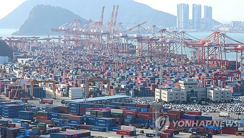 트럼프 '관세 전쟁' 시작. 부산항 신선대 부두