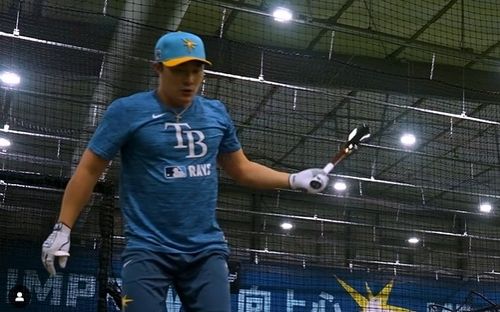 탬파베이 스프링캠프 훈련장에 도착해 타격 훈련하는 김하성
