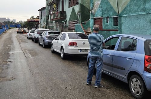 아바나 주유소 앞에 늘어선 차량들