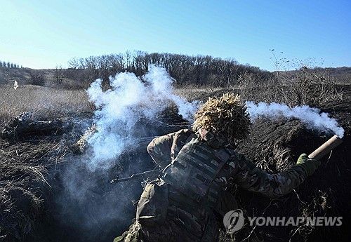 도네츠크 지역에서 훈련하는 우크라이나 병사. [AFP=연합뉴스]