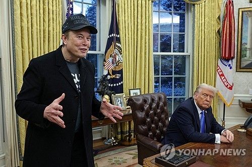 머스크 DOGE 수장(왼쪽)과 트럼프 미국 대통령(오른쪽)